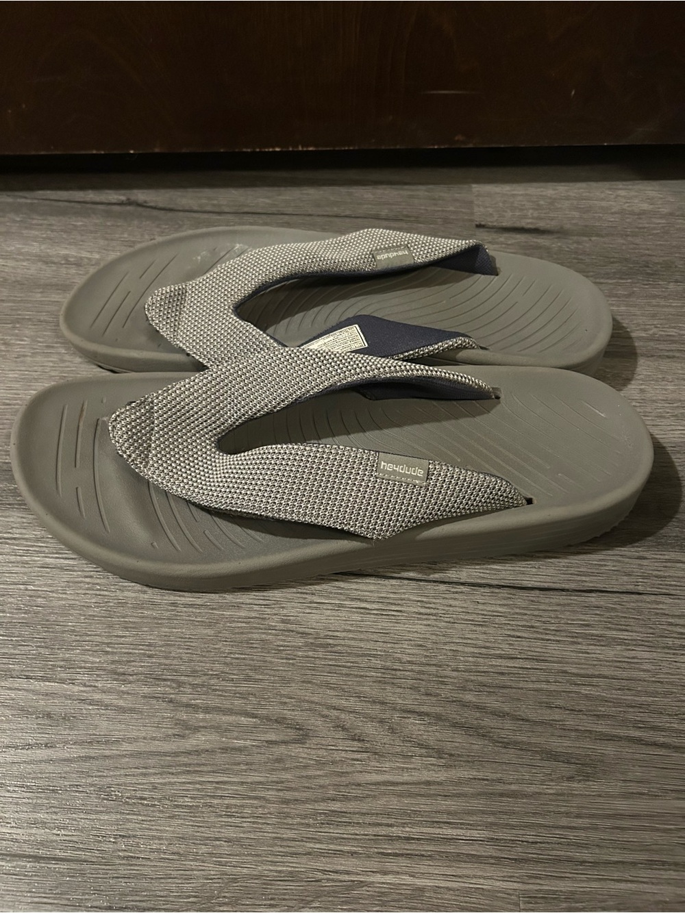 Hey Dude Men’s Gray Textured Fabric Flip-Flop Sandals
